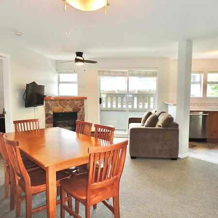 Bear Lodge Two Bedroom By Mva Whistler Exteriör bild